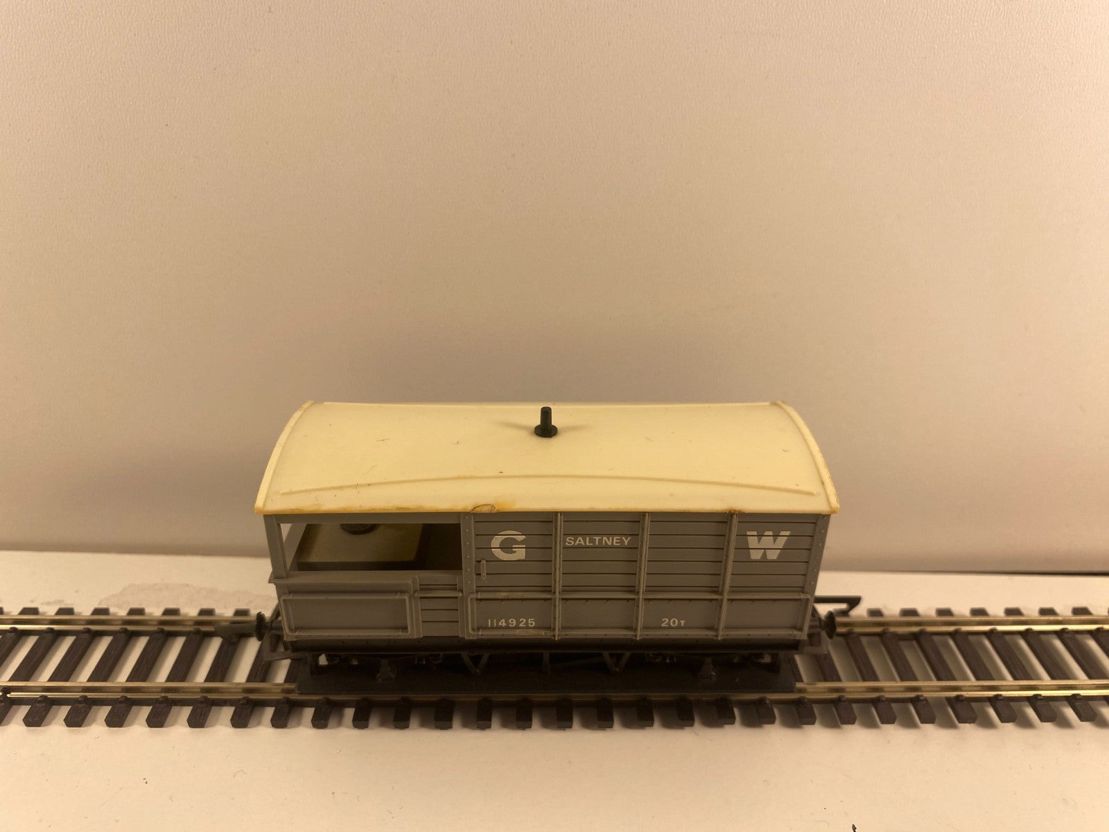 Hornby R018 GWR 20-Ton “Toad” Brake Van No. 114925 “SALTNEY” – OO Gauge