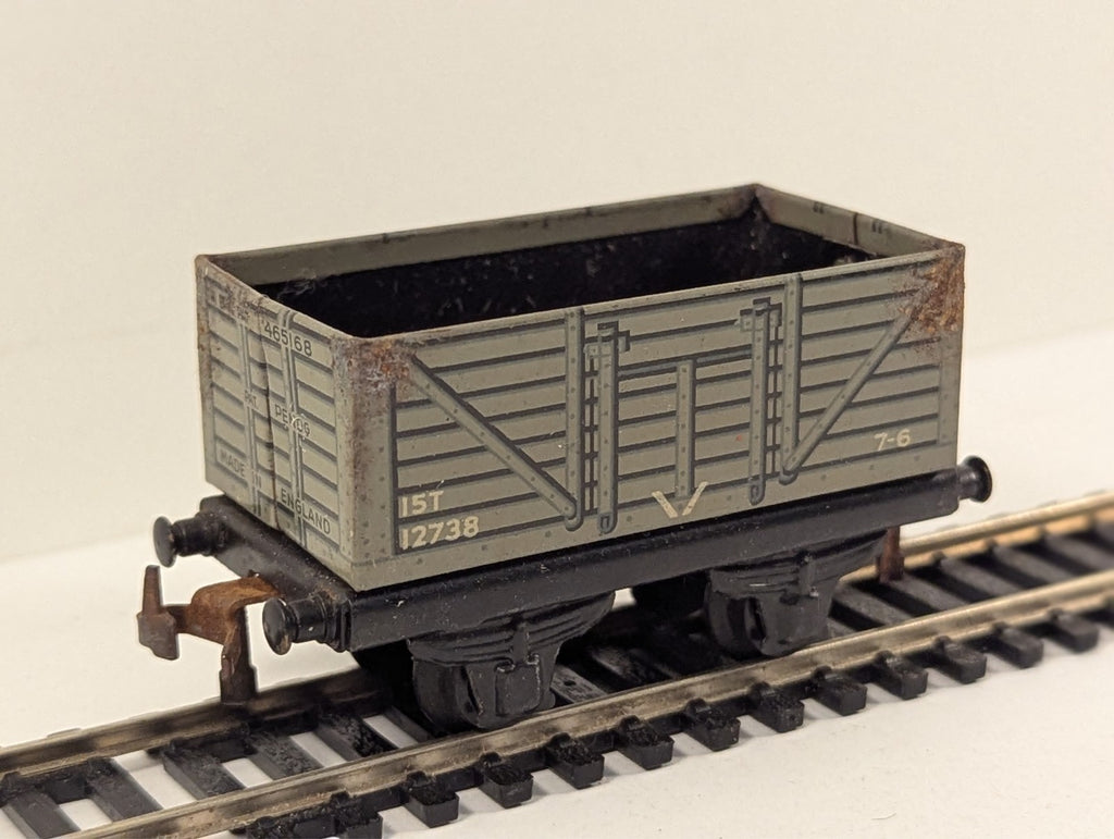 Trix Twin Railway 15 Ton High-Sided Plank Wagon OO Gauge - Chipped Decals