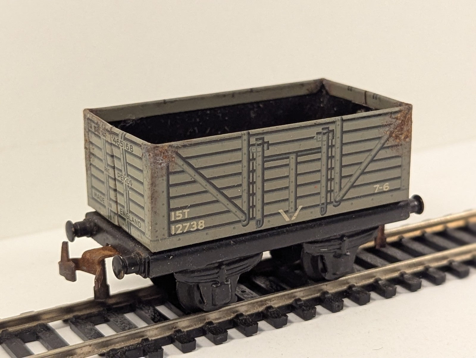 Trix Twin Railway 15 Ton High-Sided Plank Wagon OO Gauge - Chipped Decals
