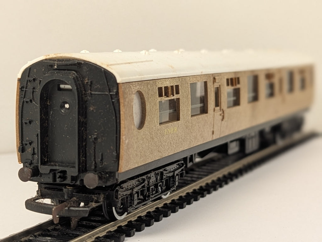 Hornby OO Gauge R435 LNER Teak Composite Coach 1010