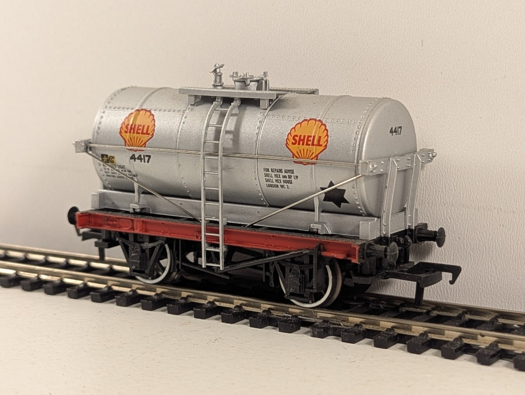 Bachmann OO Gauge 14-Ton Silver Petrol Tank Wagon - Wrong Box