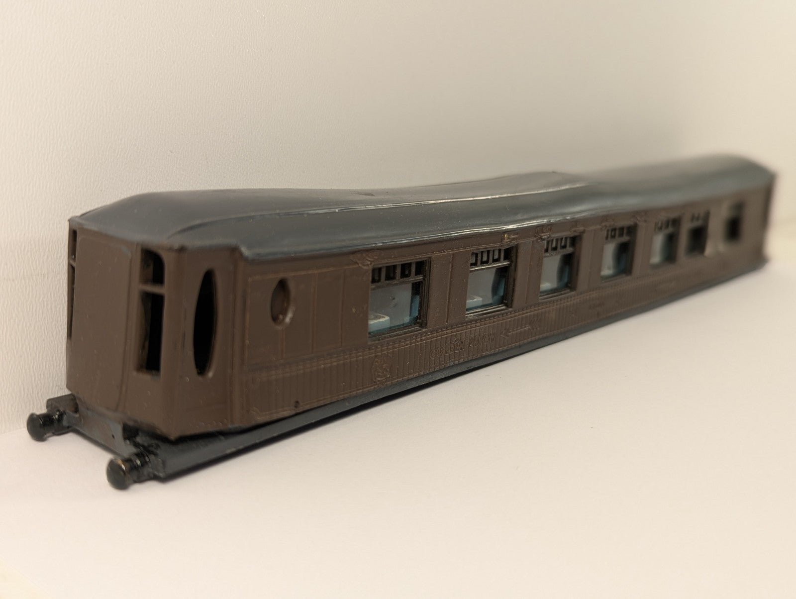 Graham Farish OO Gauge Golden Arrow Pullman Coach Shell - Boxed
