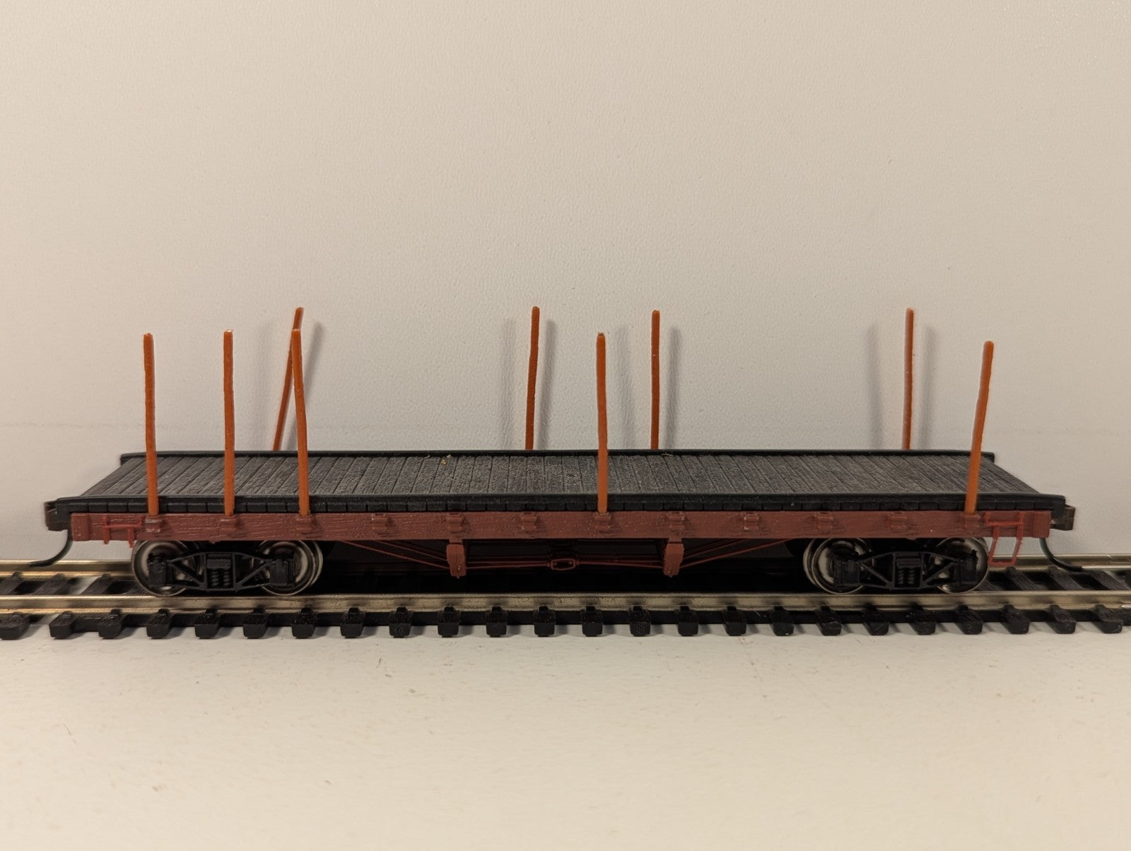 Bachmann HO Gauge Red Flatbed Log Wagon missing skeletal pillars