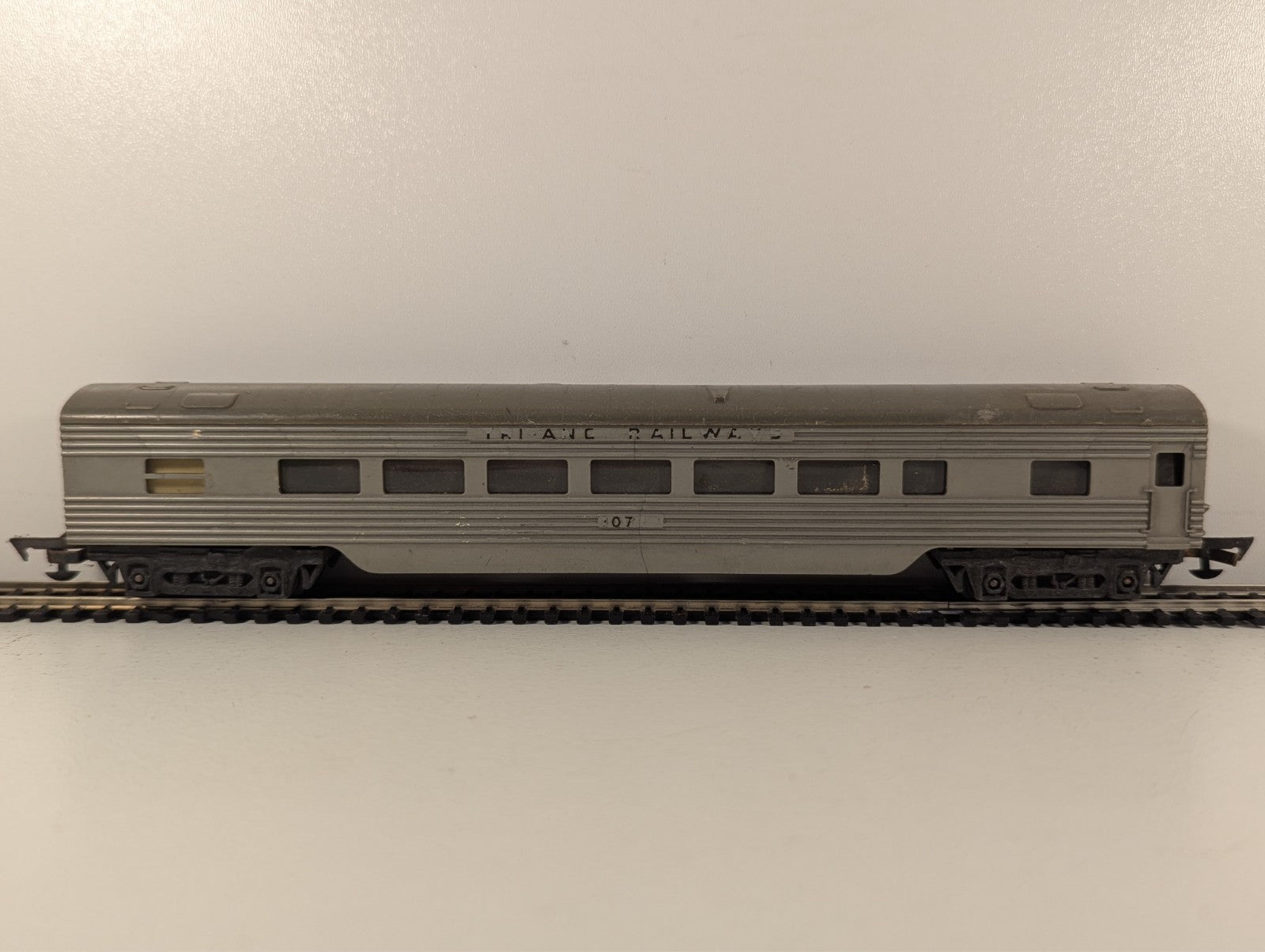 Tri-ang R25 OO Gauge Transcontinental Series Passenger Coach - Damaged decals