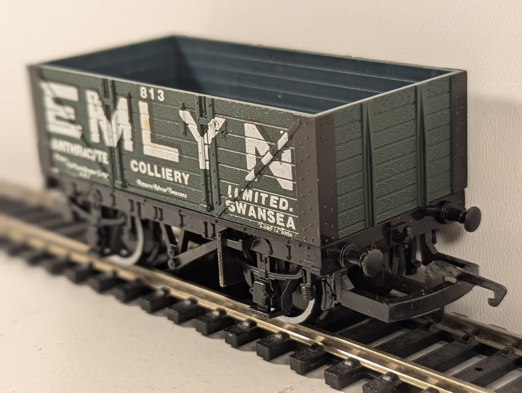 Hornby OO Gauge R118 Emlyn Anthracite 7 Plank Wagon