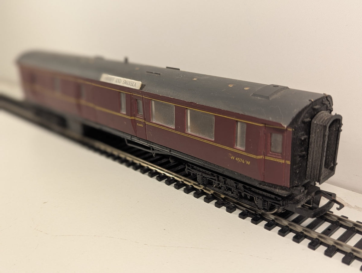 Airfix 54210 OO Gauge BR Maroon Centenary Brake Coach W4576W – Damaged