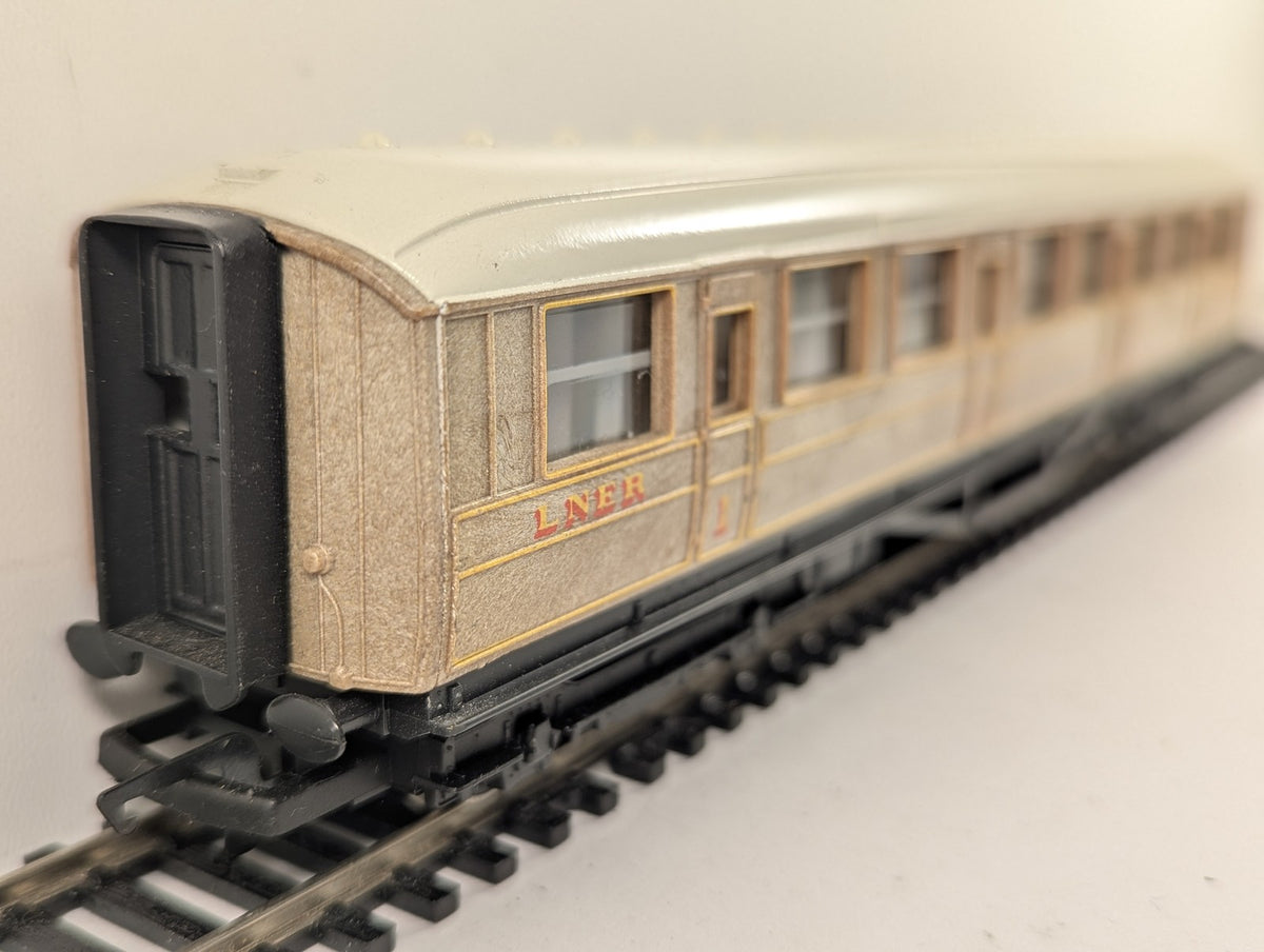 Hornby OO Gauge Gresley Composite Coach Passenger Coach 22357 LNER Teak R435