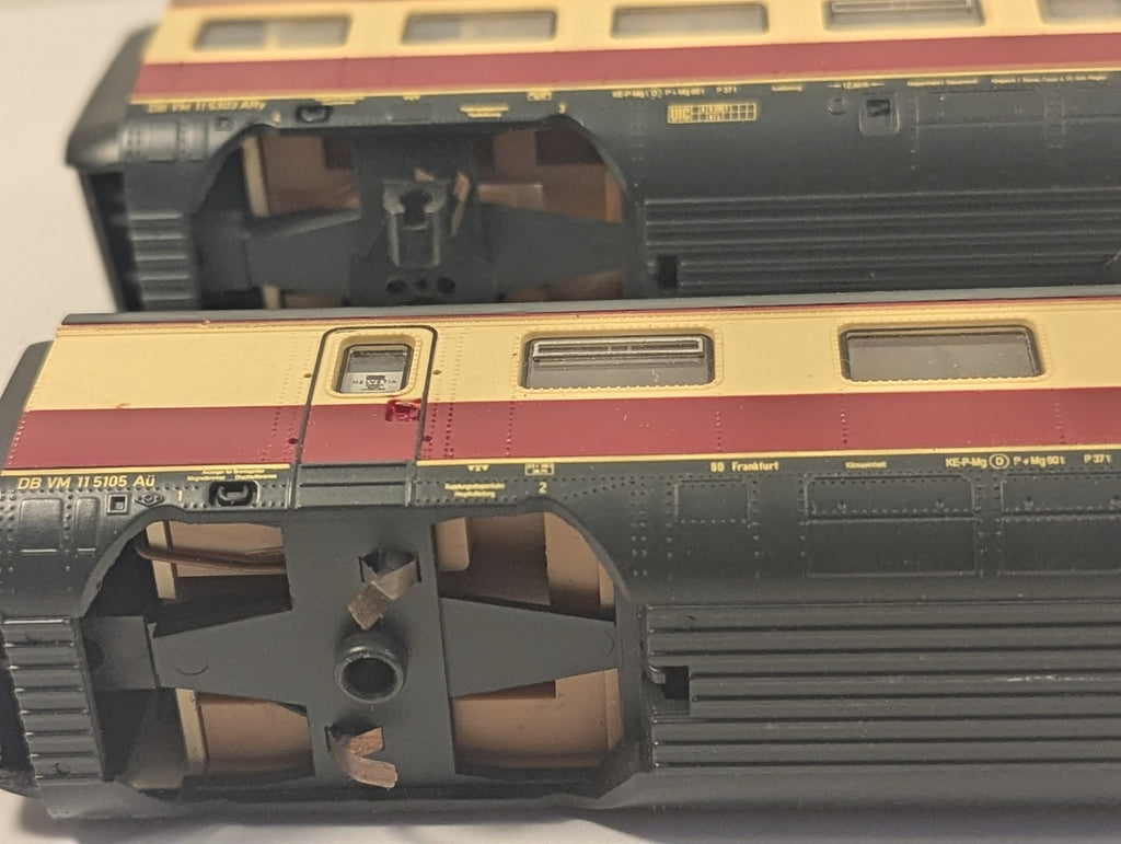 Roco H0eGauge Deutsche Bundesbahn Passenger Coaches - Missing Couplings & Wheels