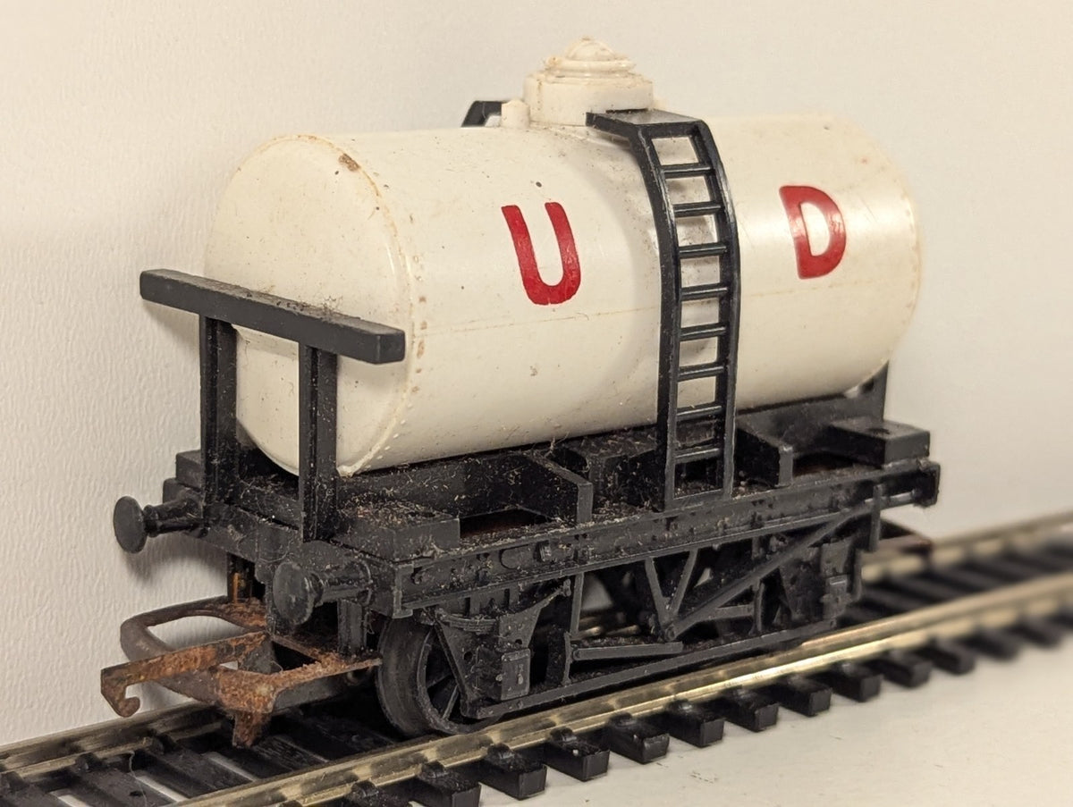 Tri-ang Hornby R15 OO Gauge United Dairies Milk Tanker Wagon – Some Rust