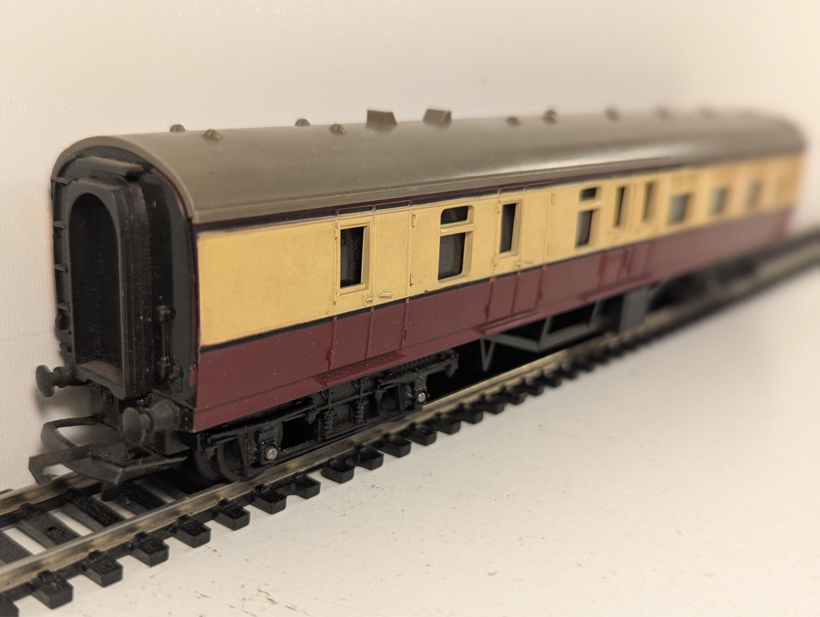 Tri-ang R28 OO Gauge BR Blood & Custard Brake Third Coach