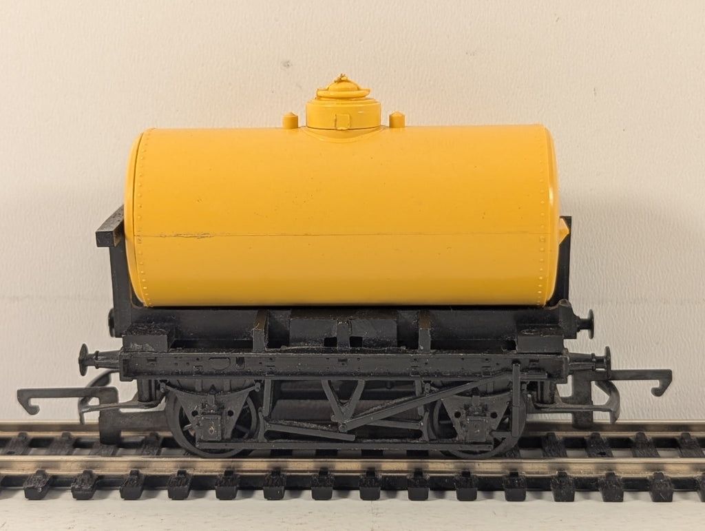 Tri-ang OO Gauge Plain Yellow Tank Wagon