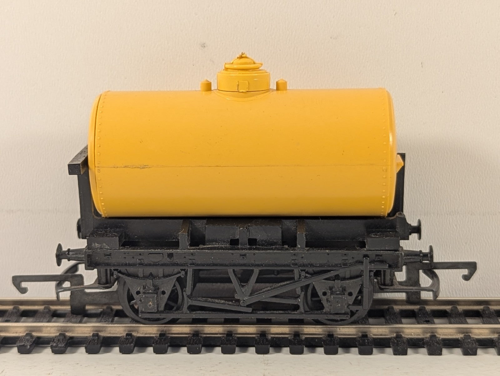 Tri-ang OO Gauge Plain Yellow Tank Wagon