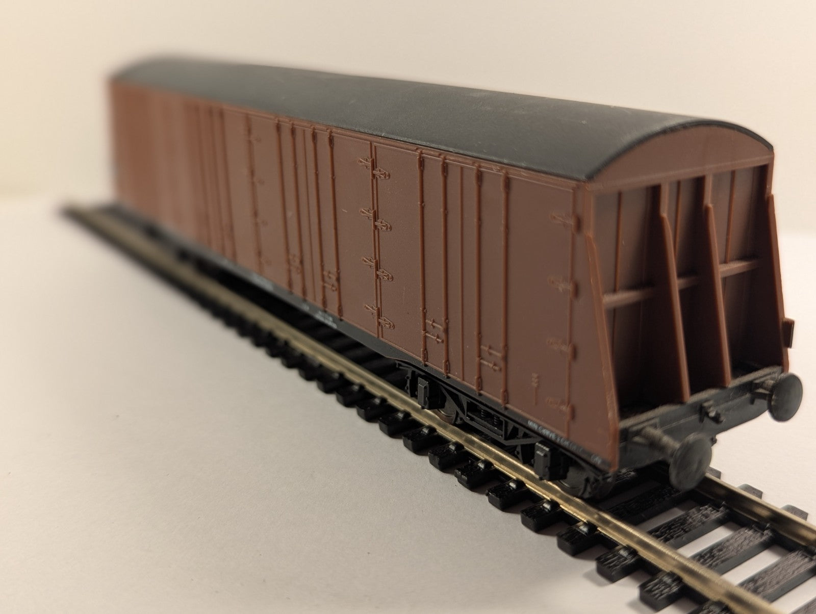 Lima 82T 'Procor' Bogie Pallet Van model railway wagon in BR Brown