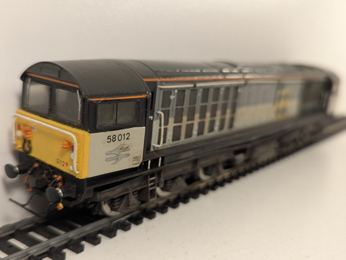 Hornby OO Gauge Class 58 Diesel Locomotive 58012 BR Railfreight Coal R396