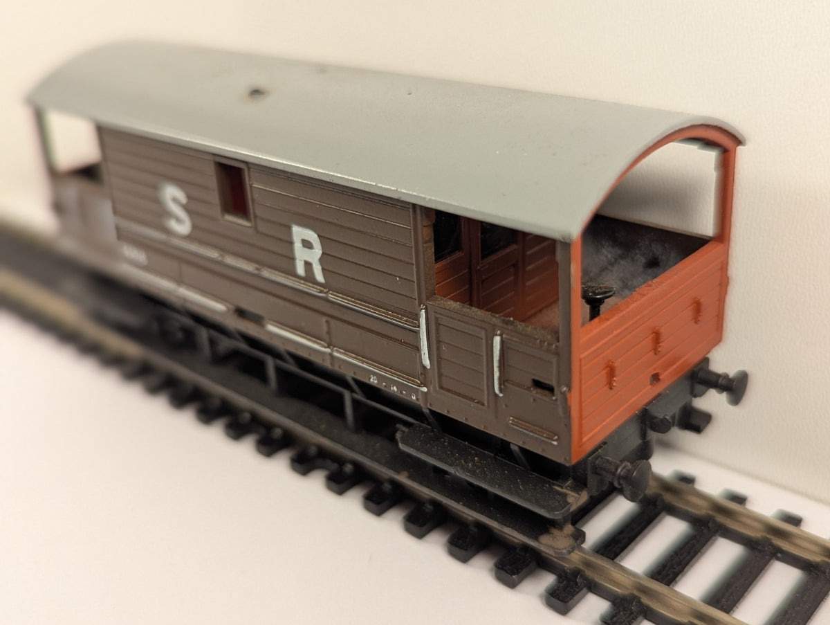 Hornby R6802 OO Gauge SR 20-Ton Goods Brake Van – Missing Coupling