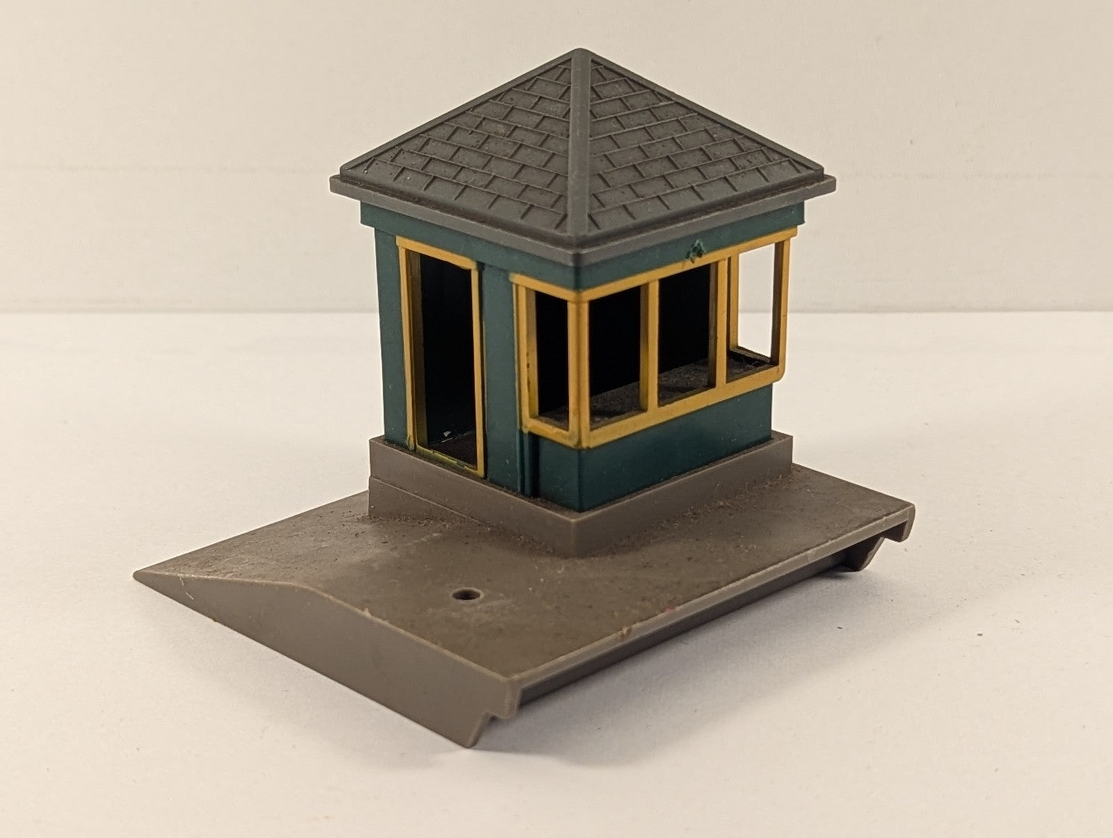 Tri-ang OO Gauge Gatekeeper's Hut Building Green and Yellow R72