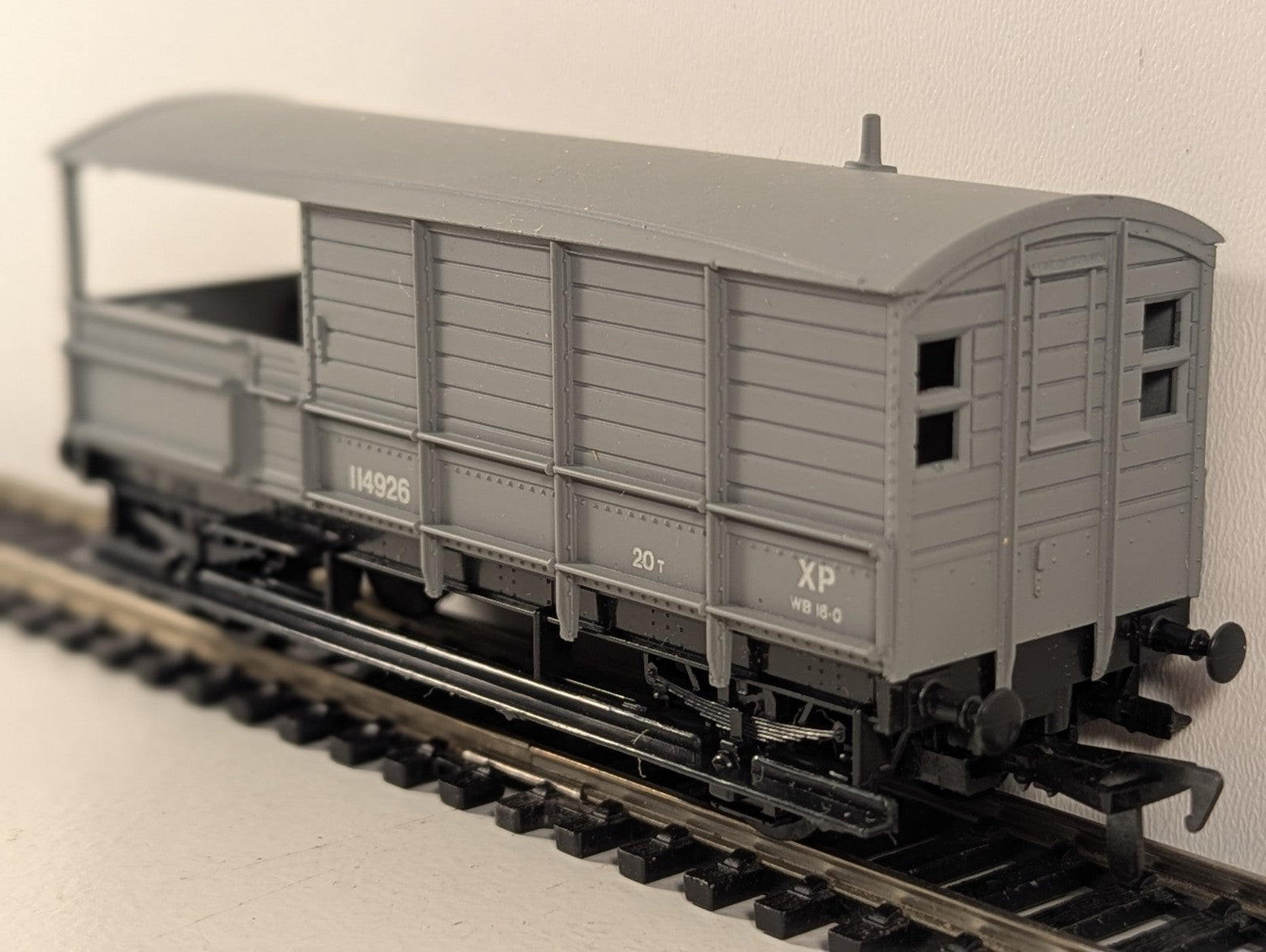 Airfix 54360-6 OO Gauge BR 20 Ton Brake Van No. 114926