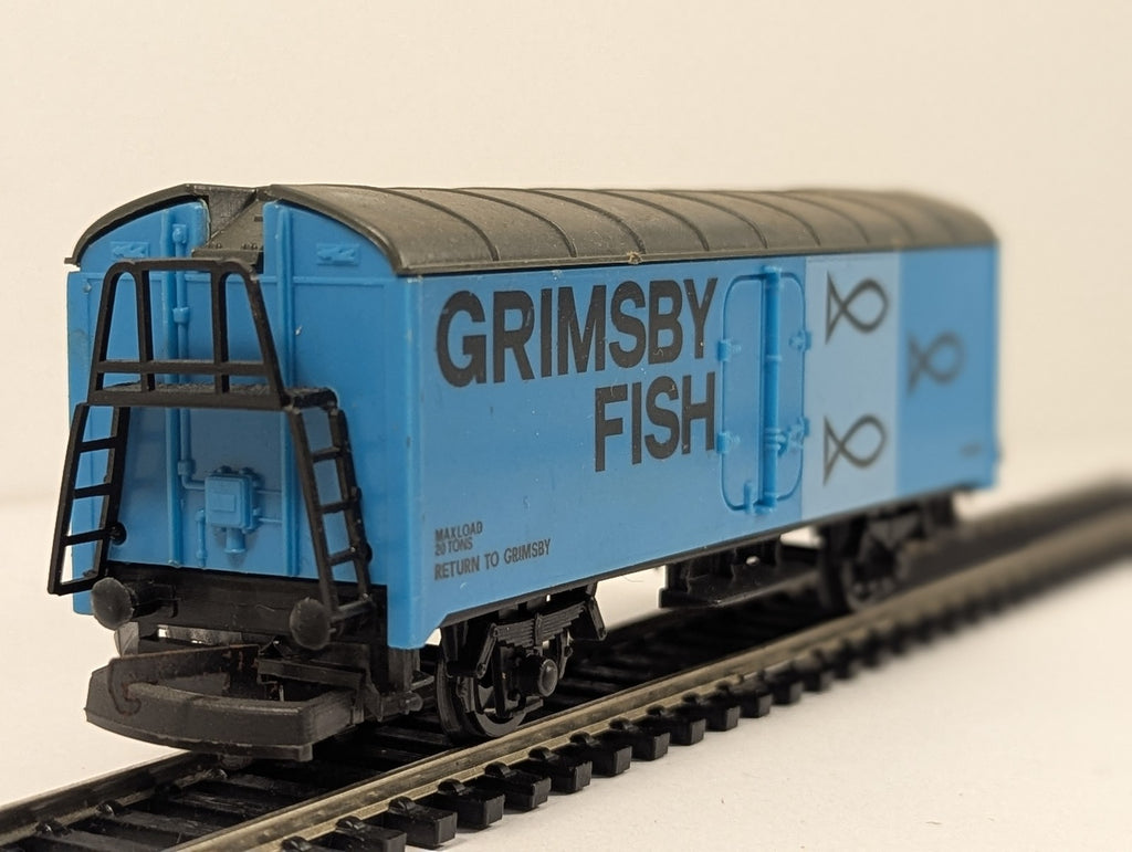 Playcraft HO Scale Grimsby Fish Van Goods Wagon N82642H Grimsby Fish Blue P623