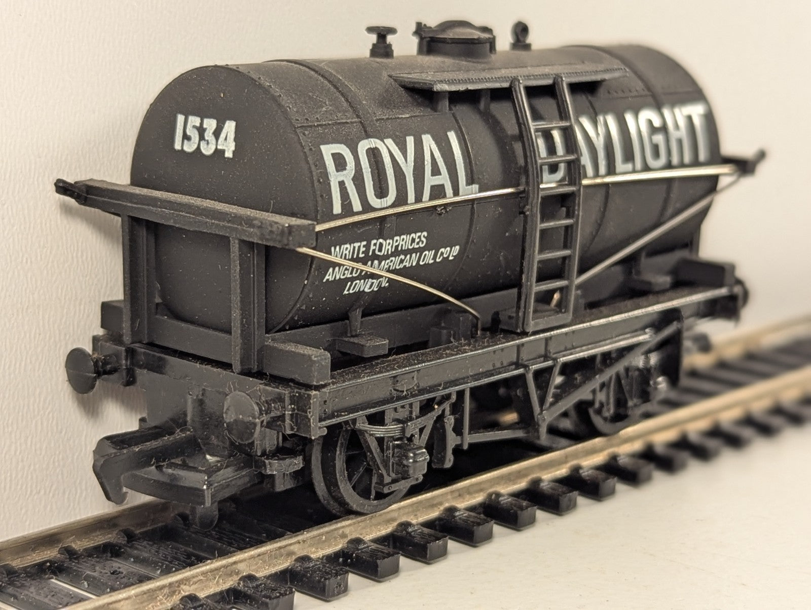Mainline 37-134 Royal Daylight 12 Ton Petrol Tank Wagon OO Gauge