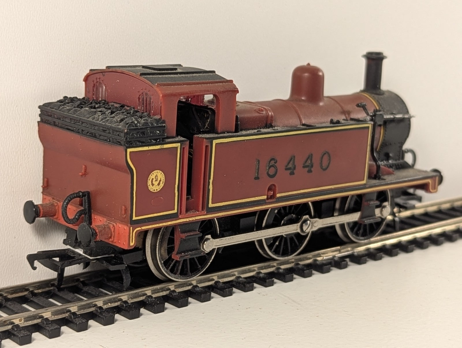 Hornby R52 OO Gauge Class 3F 0-6-0 Tank Locomotive 16440 LMS Maroon