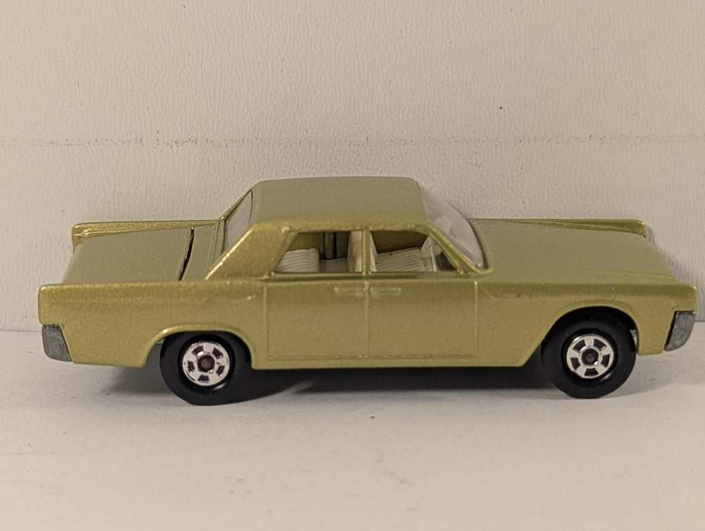 Matchbox Lincoln Continental Die-cast Model Car Metallic Lime Green 31