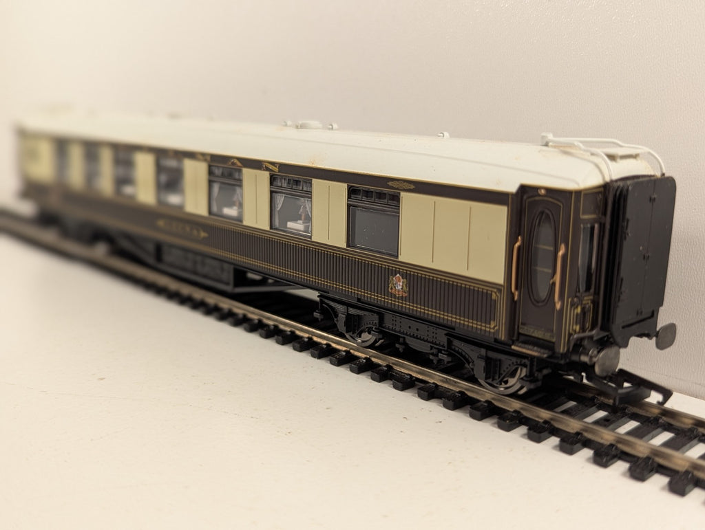 Hornby R4143 Pullman 1st Class Parlour Car 'Leona'