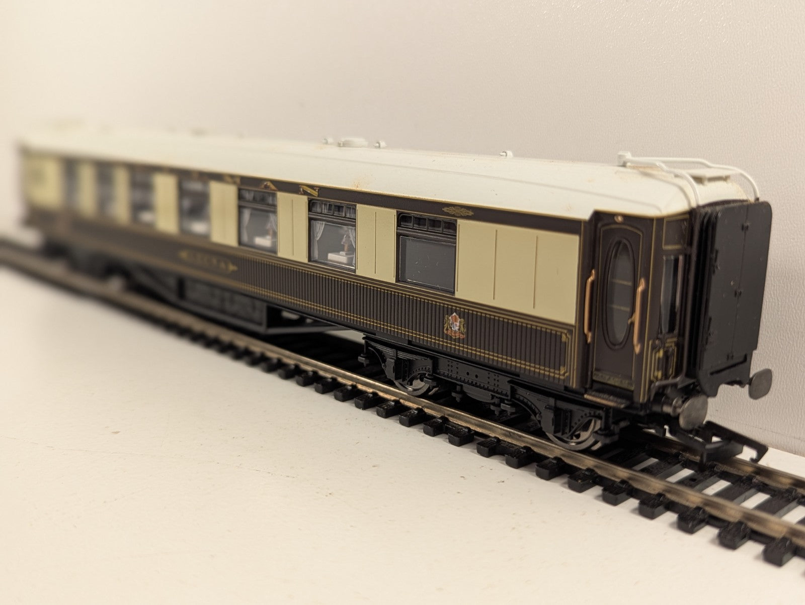 Hornby R4143 Pullman 1st Class Parlour Car 'Leona'
