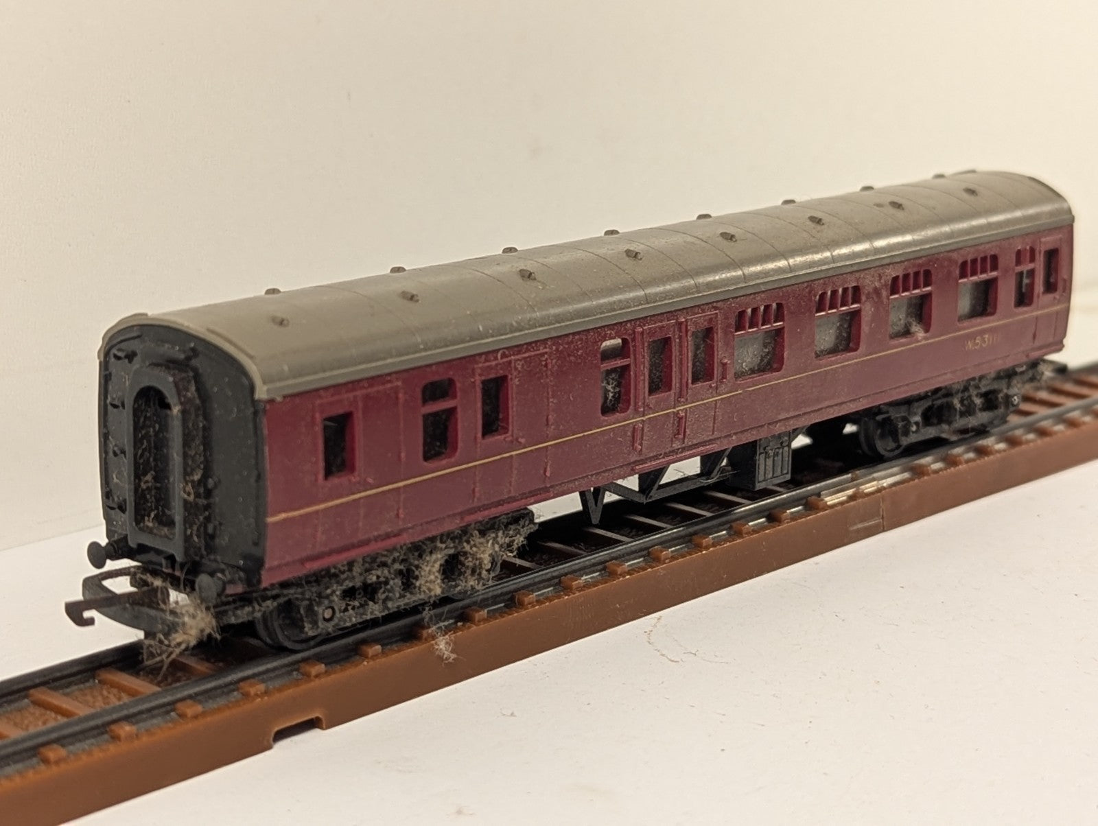 Tri-ang TT Gauge T83 Mk1 Brake Second Coach Maroon W53111