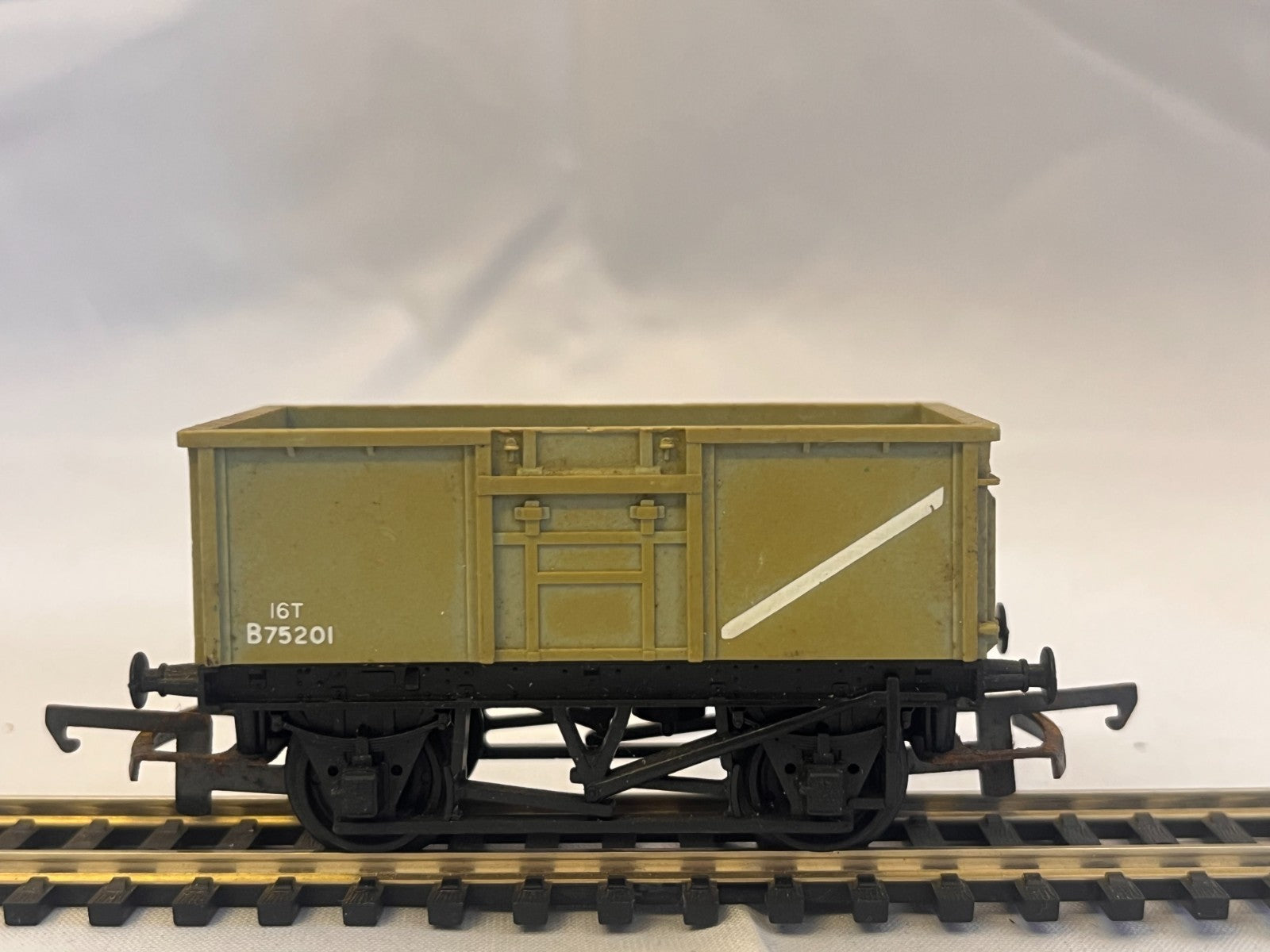Hornby R243 OO Gauge Mineral Wagon Grey