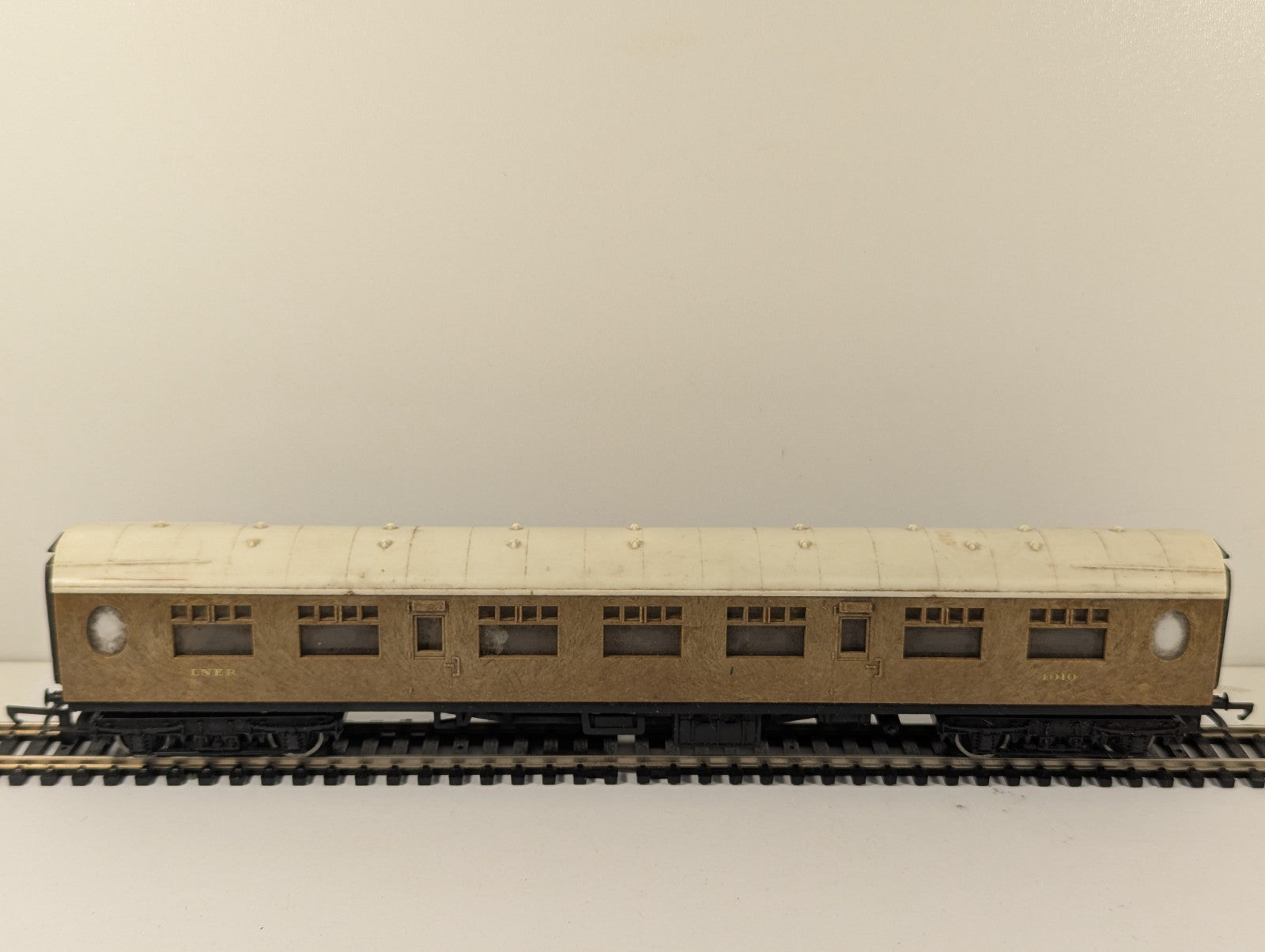 Hornby OO Gauge LNER Thompson Teak Brake Third Coach