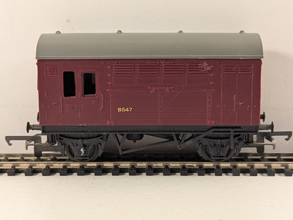 Tri-ang R123 OO Gauge BR Horse Box B547 - Maroon