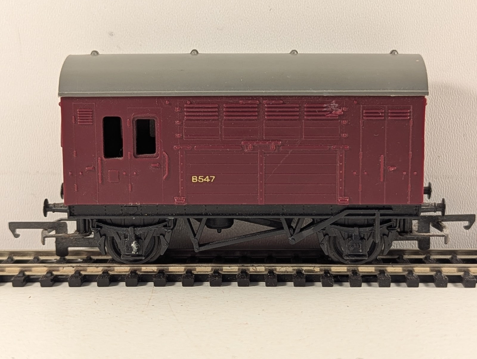 Tri-ang R123 OO Gauge BR Horse Box B547 - Maroon