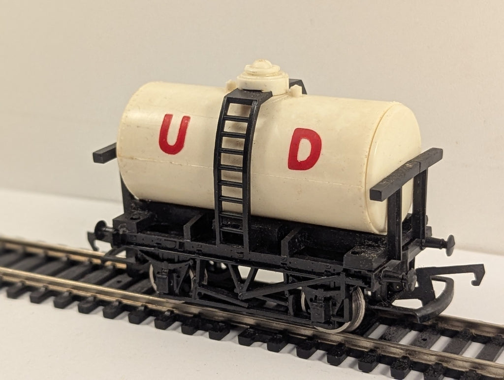 Tri-ang OO Gauge R125 United Dairies UD Milk Tank Wagon
