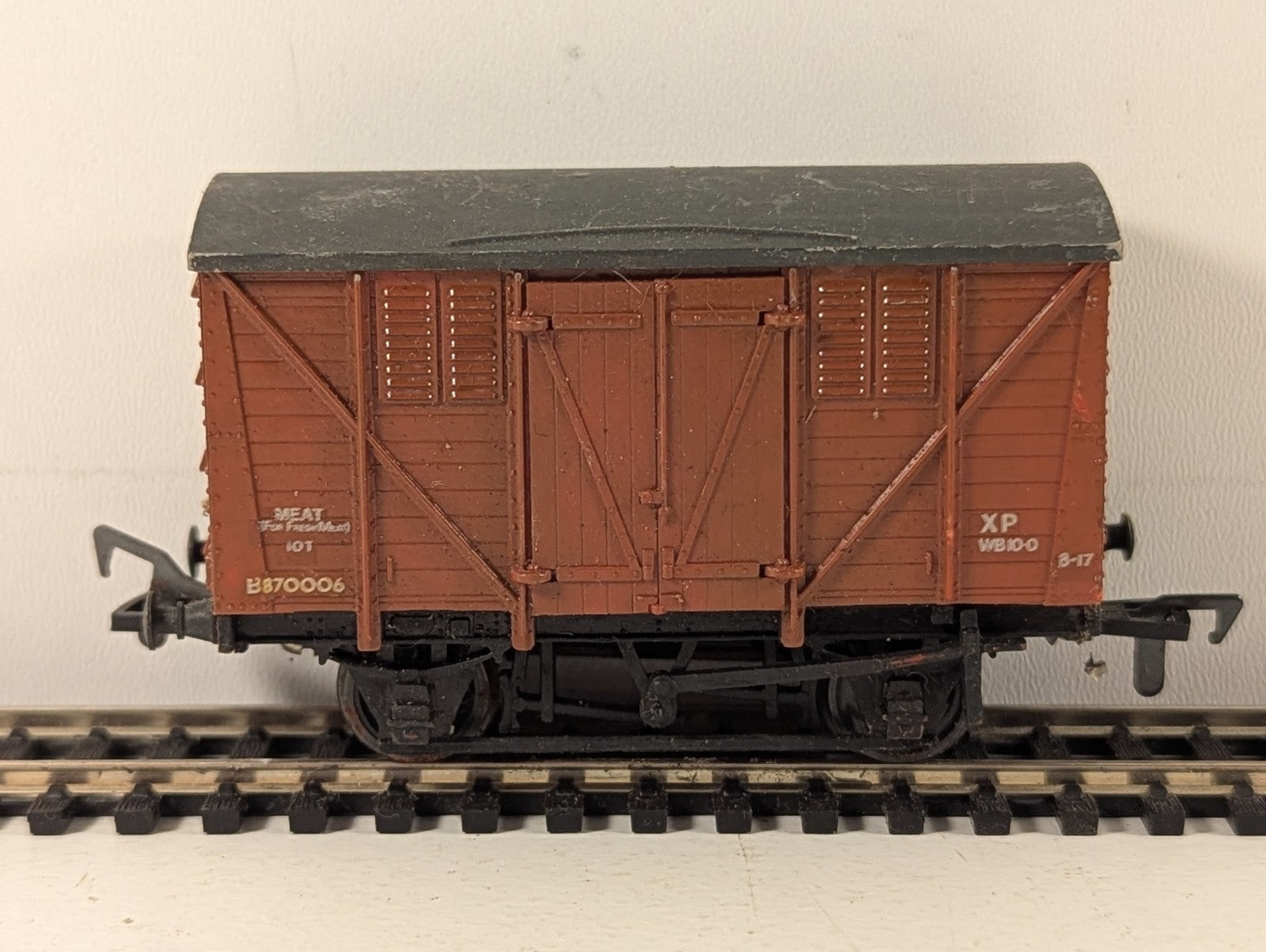 Airfix OO Gauge BR 10t Meat Van Goods Wagon B870006 BR Bauxite 5430