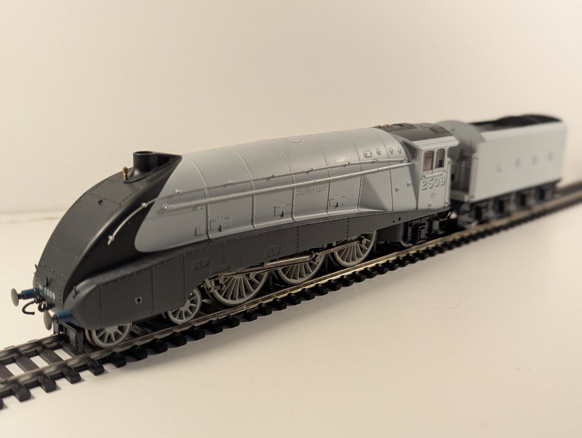Hornby R2965 Class A4 Locomotive “75th Anniversary of the Silver Jubilee"