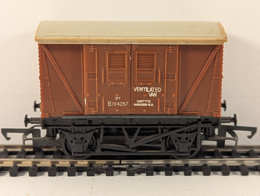 Hornby R011 OO Gauge BR Ventilated Van - Boxed