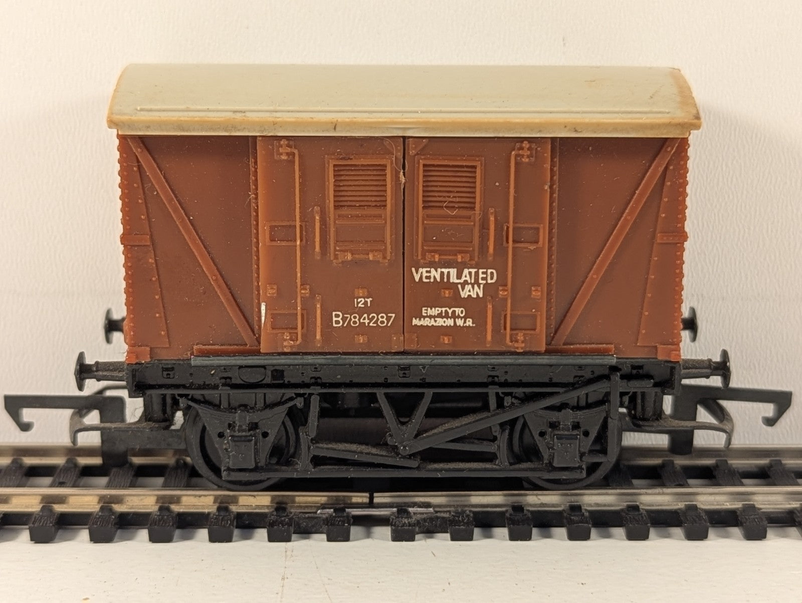 Hornby R011 OO Gauge BR Ventilated Van - Boxed