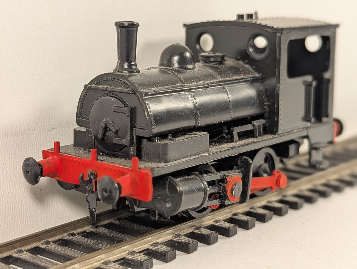 Airfix OO Gauge 0-4-0 Saddle Tank Locomotive Kit Black with Red Bufferbeams