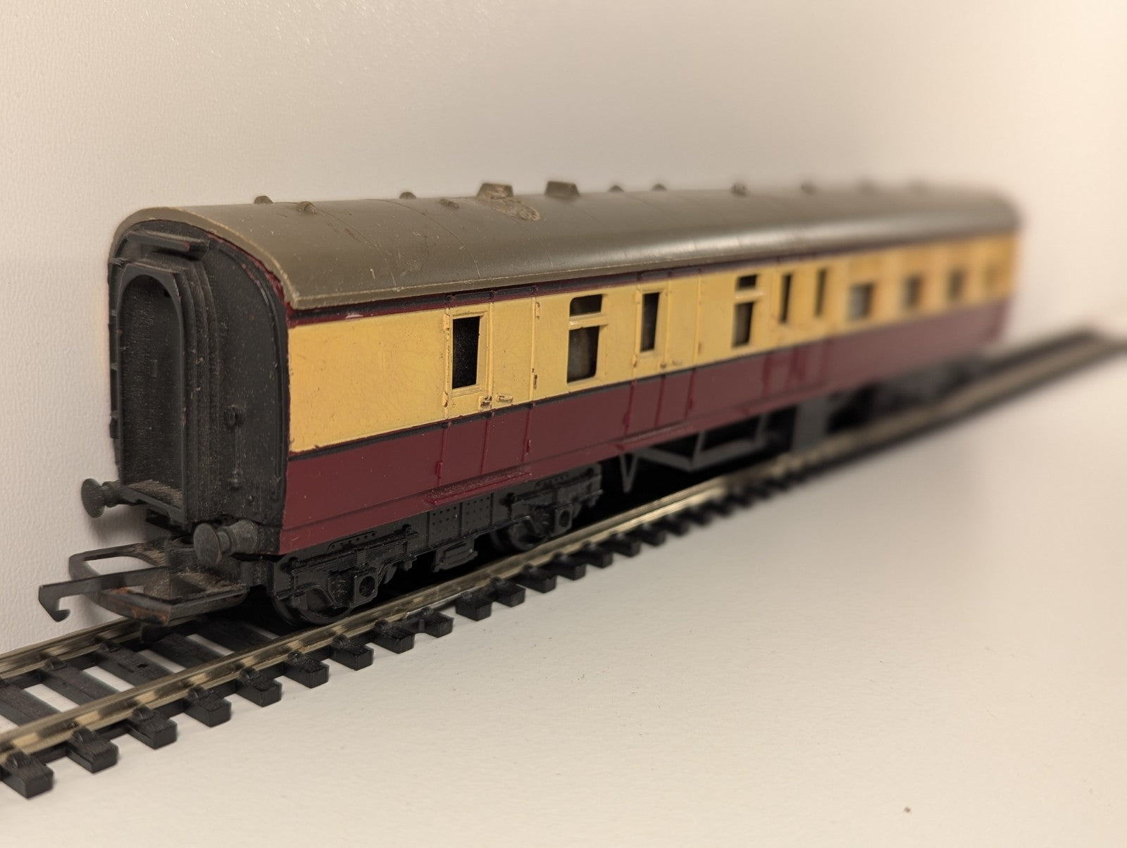 Tri-ang R28 / R220 Brake Coach – BR Maroon & Cream – 34002