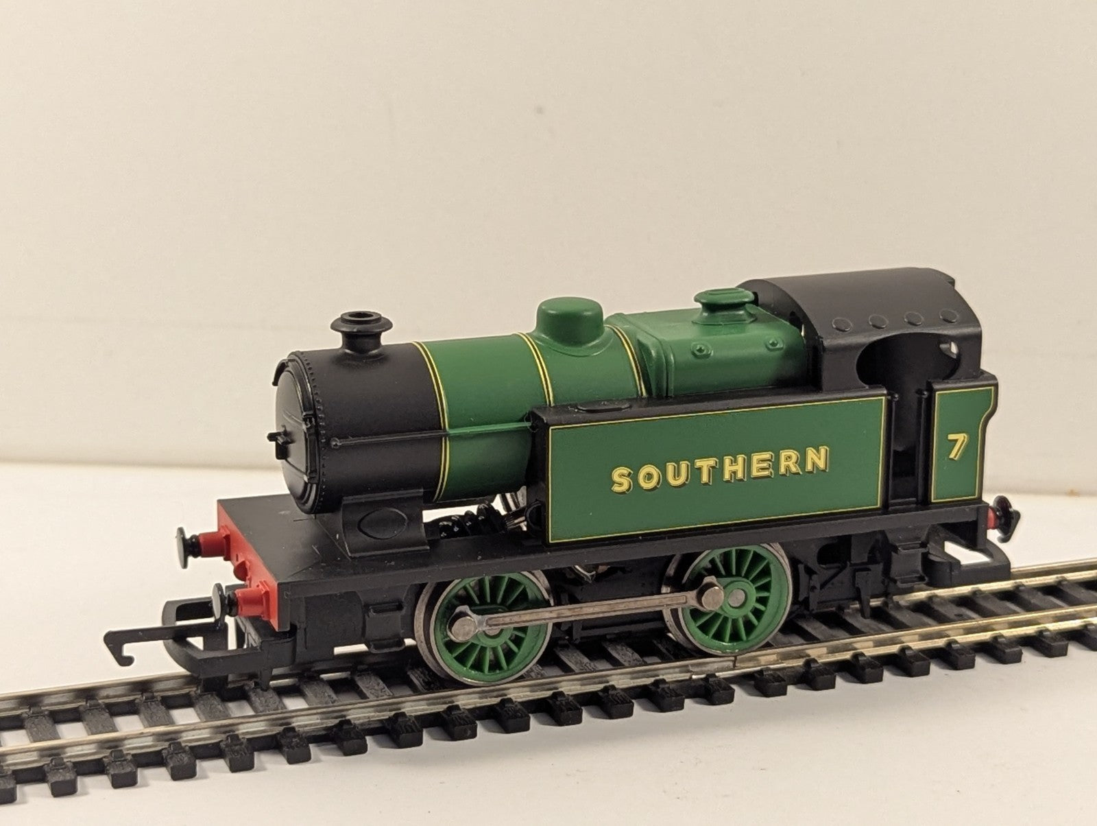 Hornby OO Gauge Southern 0-4-0T Industrial Locomotive 7 Southern Green