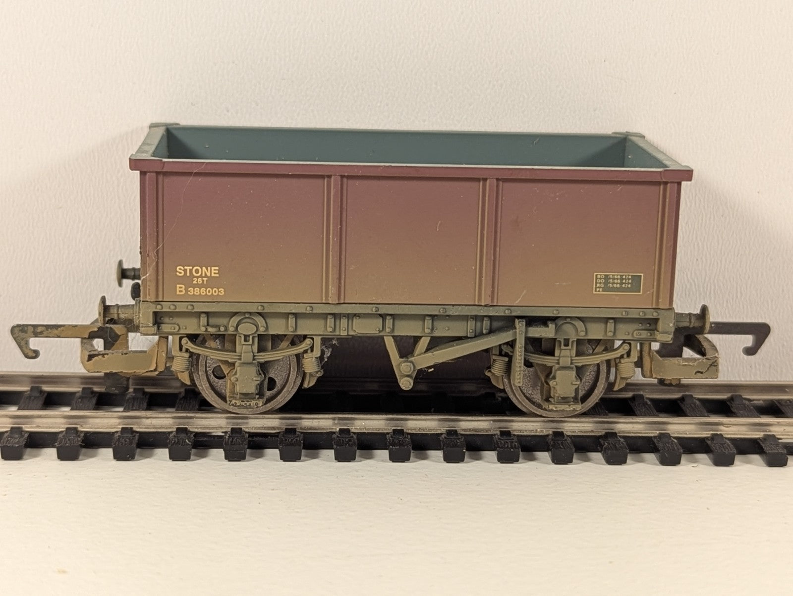 Hornby OO Gauge BR 26T Stone Mineral Wagon – B386003 (Weathered)