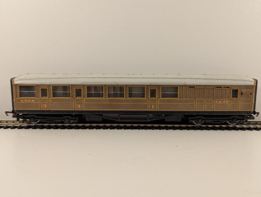 Hornby OO Gauge LNER Gresley Teak Brake Coach