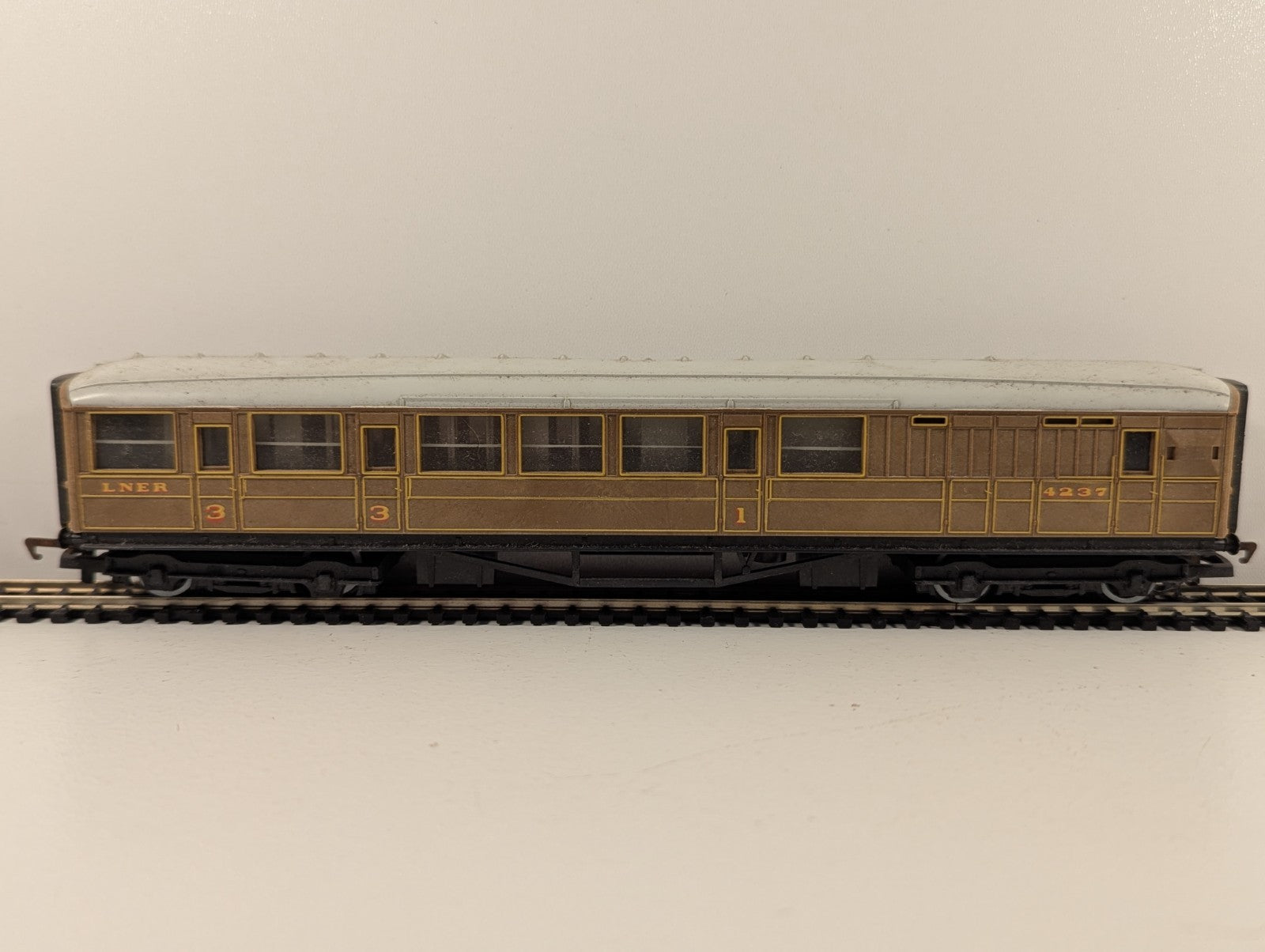 Hornby OO Gauge LNER Gresley Teak Brake Coach