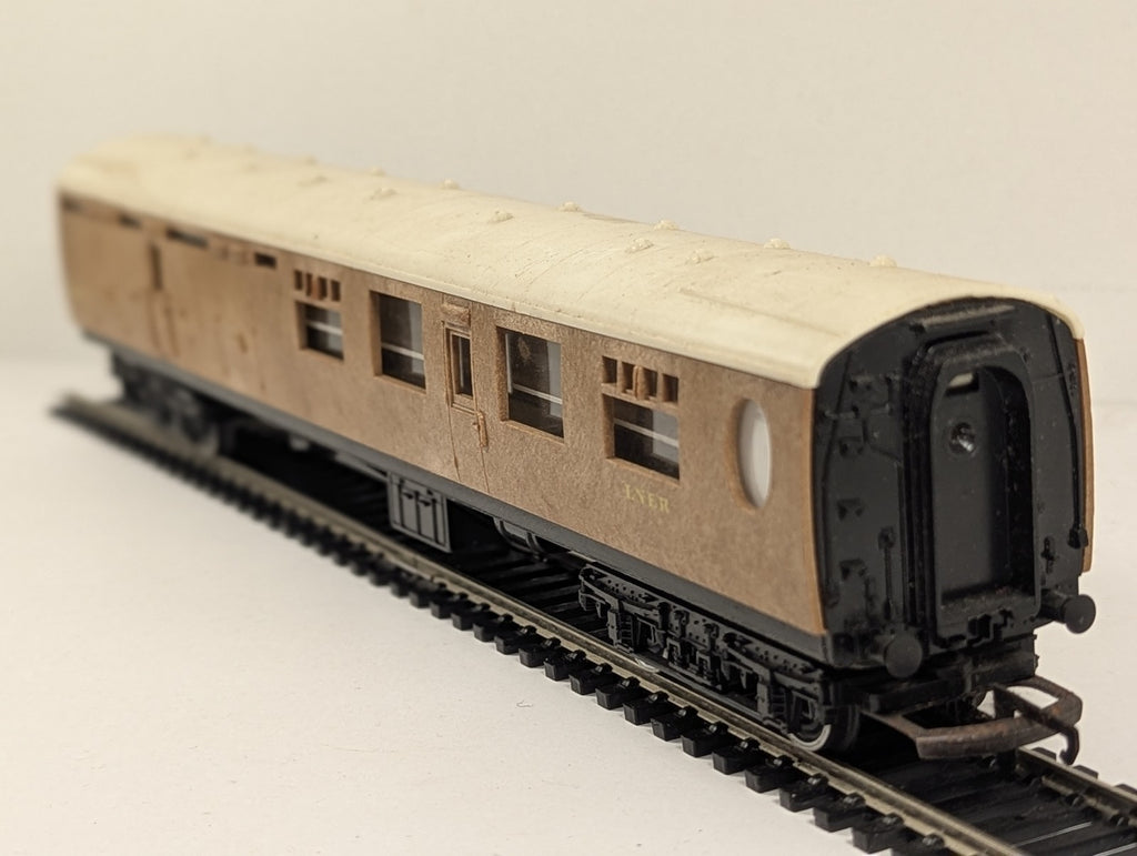 Tri-ang OO Gauge LNER Brake Third Coach Coaching Stock 1870 LNER Teak R.121