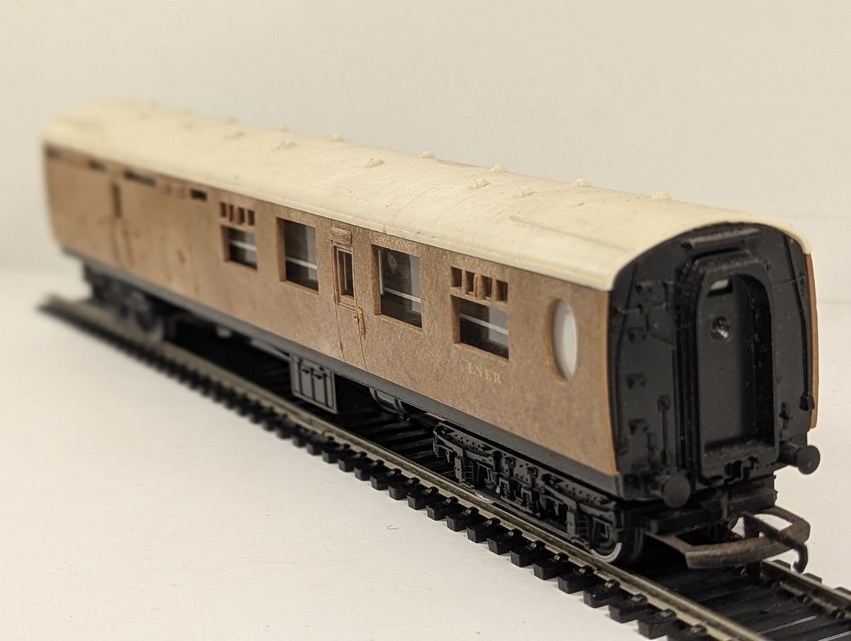 Tri-ang OO Gauge LNER Brake Third Coach Coaching Stock 1870 LNER Teak R.121