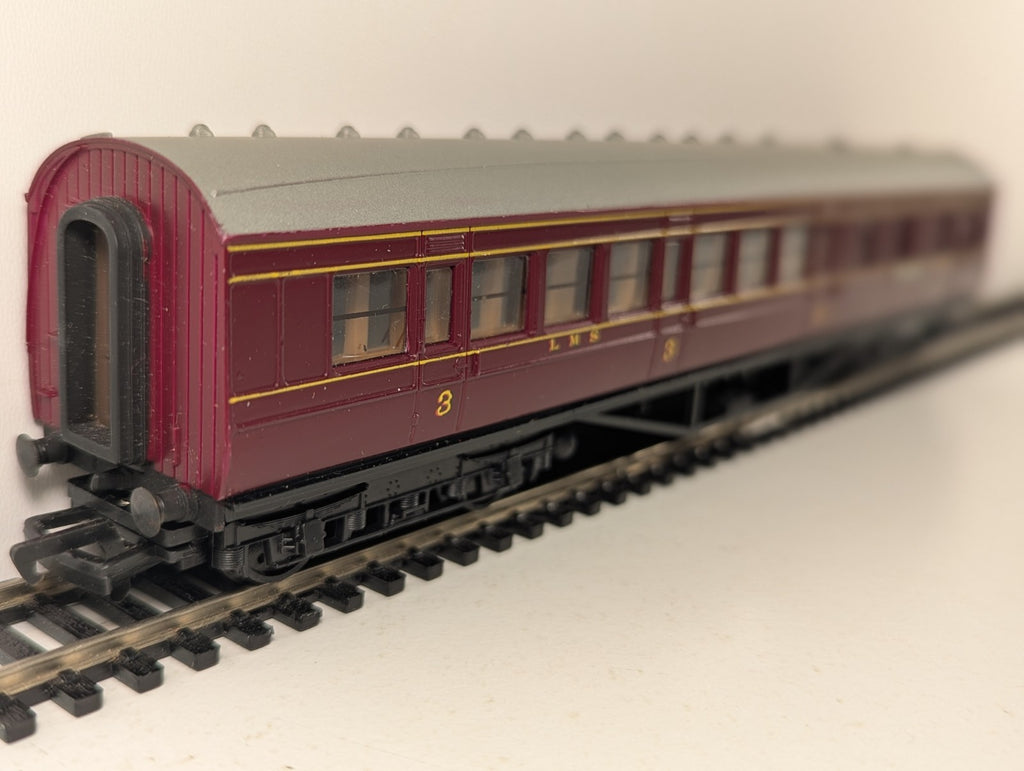 Mainline 37110 OO Gauge LMS 57ft Brake Third Coach No. 5327 Maroon