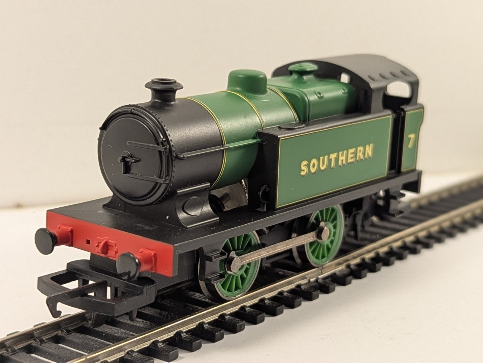 Hornby OO Gauge Southern 0-4-0T Industrial Locomotive 7 Southern Green