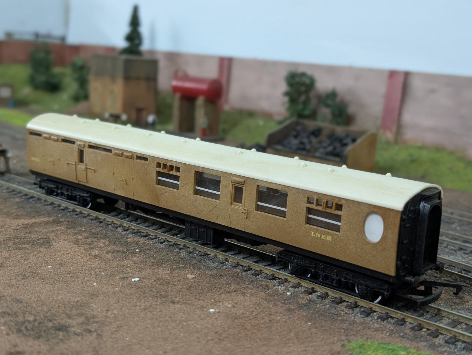 Tri-ang R746A L.N.E.R Corridor Brake 3rd Coach 1870