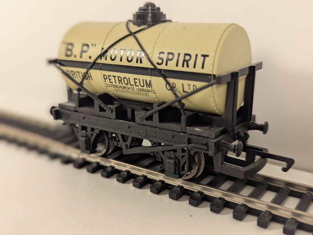 Hornby R1097 “BP Motor Spirit” Tank Wagon – Train Set Split