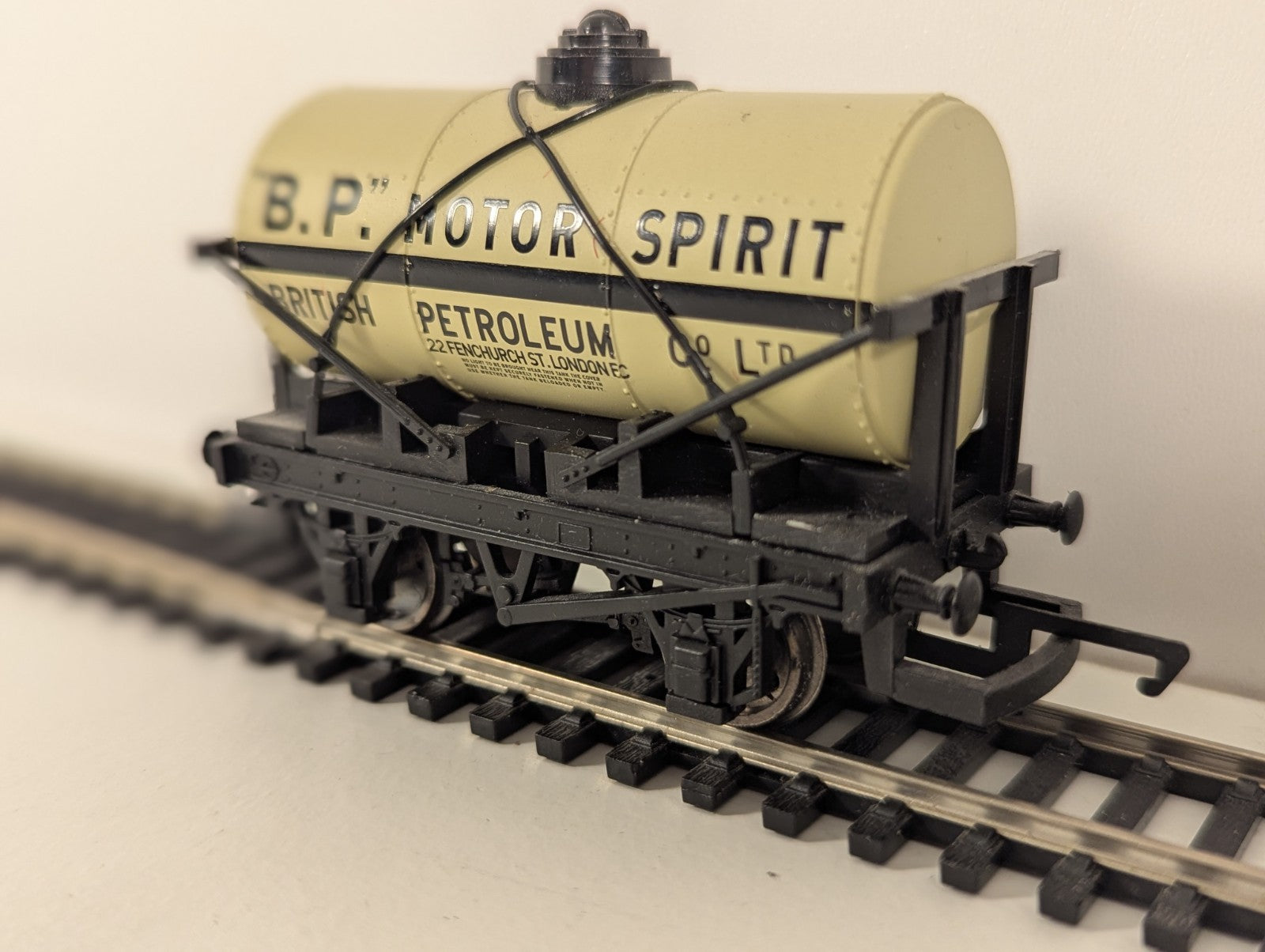 Hornby R1097 “BP Motor Spirit” Tank Wagon – Train Set Split